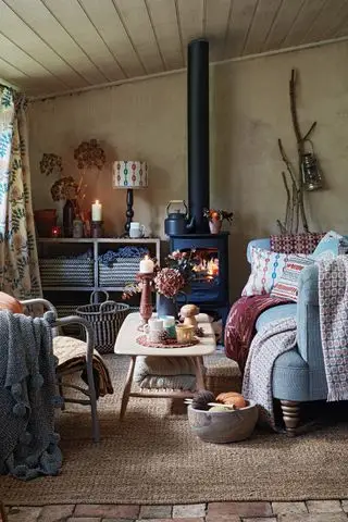 Ideias de casa de campo para uma sala de estar – inspiração no salão de casa de campo – Sala de casa de campo com lareira