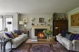 Ideias de chalé para sala de estar – inspiração no lounge de chalé – Sala de estar com sofás creme e lareira