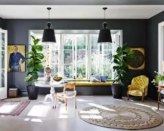 Hvordan få en liten stue til å se større ut – 12 tips fra designeksperter