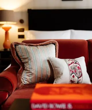 Sort sengestel, rød sofa