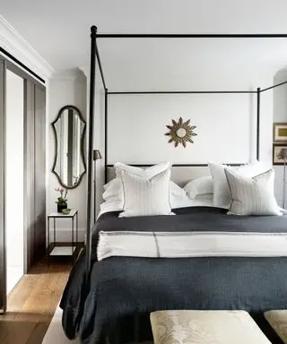 cama de dossel com travesseiros brancos