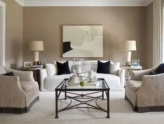 sala neutra com sofá branco, poltronas neutras e mesa de centro de vidro