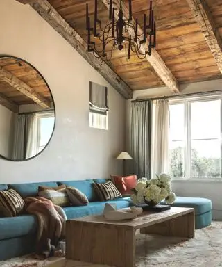 Uma mesa de centro faz um ambiente parecer maior ou menor? Especialistas em design compartilham uma fórmula mágica