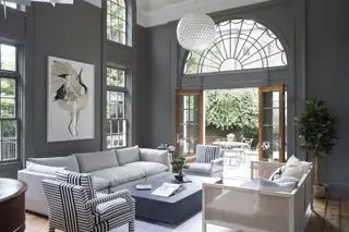 Szary salon od Fowlkes Studio