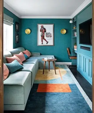 Idee feng shui per il soggiorno con divano a L e tv a parete