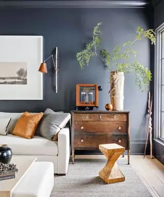 Idee feng shui per il soggiorno - Soggiorno neutro con parete grigio scuro e divano bianco
