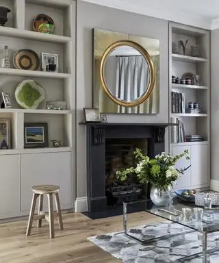 Idee feng shui per il soggiorno - Un'idea di specchio da soggiorno con uno specchio circolare con una cornice quadrata dorata