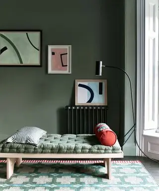 Soggiorno scuro con vernice verde e parete della galleria - Idee feng shui per il soggiorno