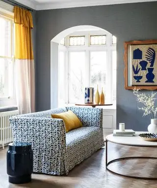 Idee feng shui per il soggiorno con combinazione di colori blu e giallo