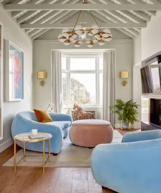 Idee feng shui per il soggiorno con mobili color pastello