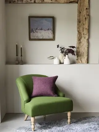 Mobiliario - silla verde en el salón de la granja