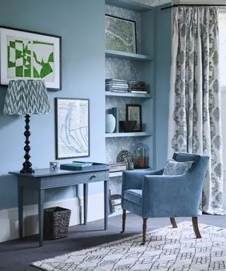 Blaue Farbideen für das Wohnzimmer mit Senf- und Korallenakzenten sowie integriertem Stauraum und Fernseher.