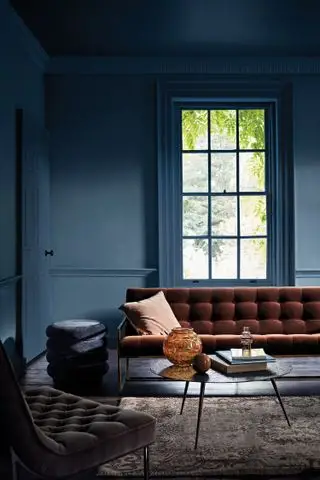 Wohnzimmer mit dunkelblauer Indulgence-Farbe von Crown gestrichen