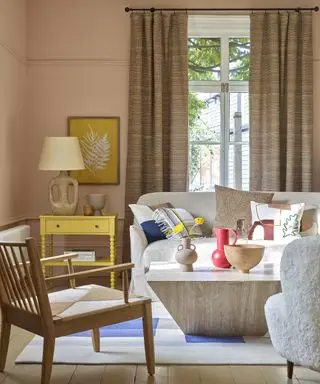 Farbideen für das Wohnzimmer in Creme und Gelb mit einer roten Vase und modernistisch inspirierten Möbeln.