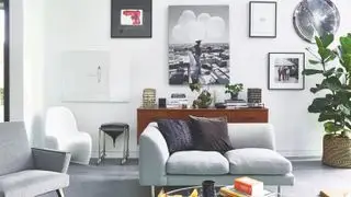 Graues Sofa im Wohnzimmer eines Hauses im Scheunenstil