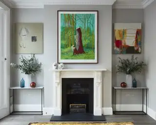 Idéias formais para salas de estar com obras de arte acima e em ambos os lados de uma lareira, com mesas de console de mármore combinando