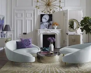 Ideias formais para salas de estar com sofás curvos de veludo azul claro e lareira
