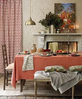 Herbstliche Kaminsims-Ideen mit Marmor-Kaminsims, hölzernen und goldenen Ornamenten und orange-blauer Herbstmalerei