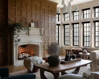 Dekorationsideen für den Herbst, traditionelles, gemütliches Wohnzimmer mit Holzvertäfelung, Steinkamin und Sitzgelegenheiten
