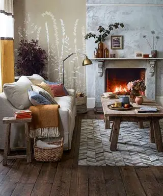 Herbstliche Wohnzimmerdekoration mit Kamin und Holzboden