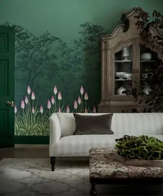 Grüne Tapete, schwarze Bäume und rosa Blumen