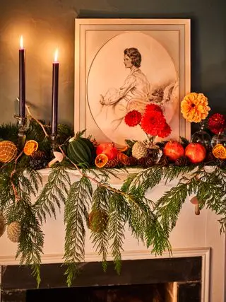 Wohnzimmer-Kaminsims mit Weihnachtslaub dekoriert