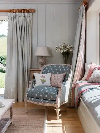 landstueideer med vintage-inspirert lenestol