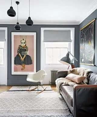 Idées de salon pour hommes avec mur noir et canapé en cuir
