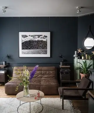 Salon noir avec canapé en cuir marron