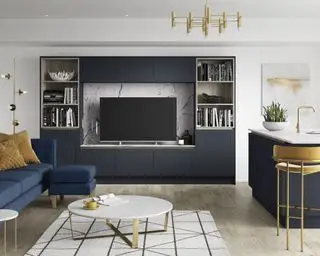 Et eksempel på hvordan man planlegger stuebelysning av Benchmarx Kitchens med gulltilbehør og mørkeblå sofa og skap.