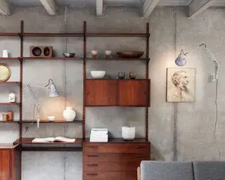 Anglepoise-lamper som gir stuebelysning på en grå betongvegg.