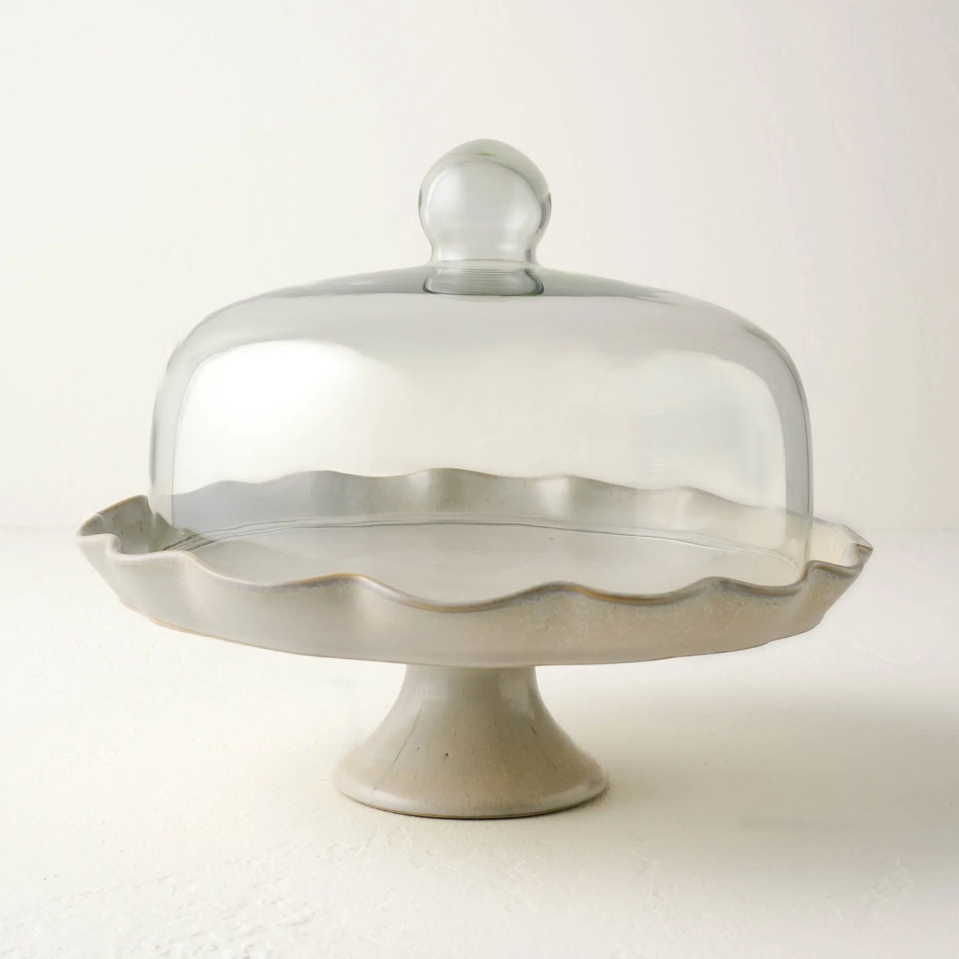 Suporte para bolo com babados cinza francês com cúpula' loading='lazy' title=