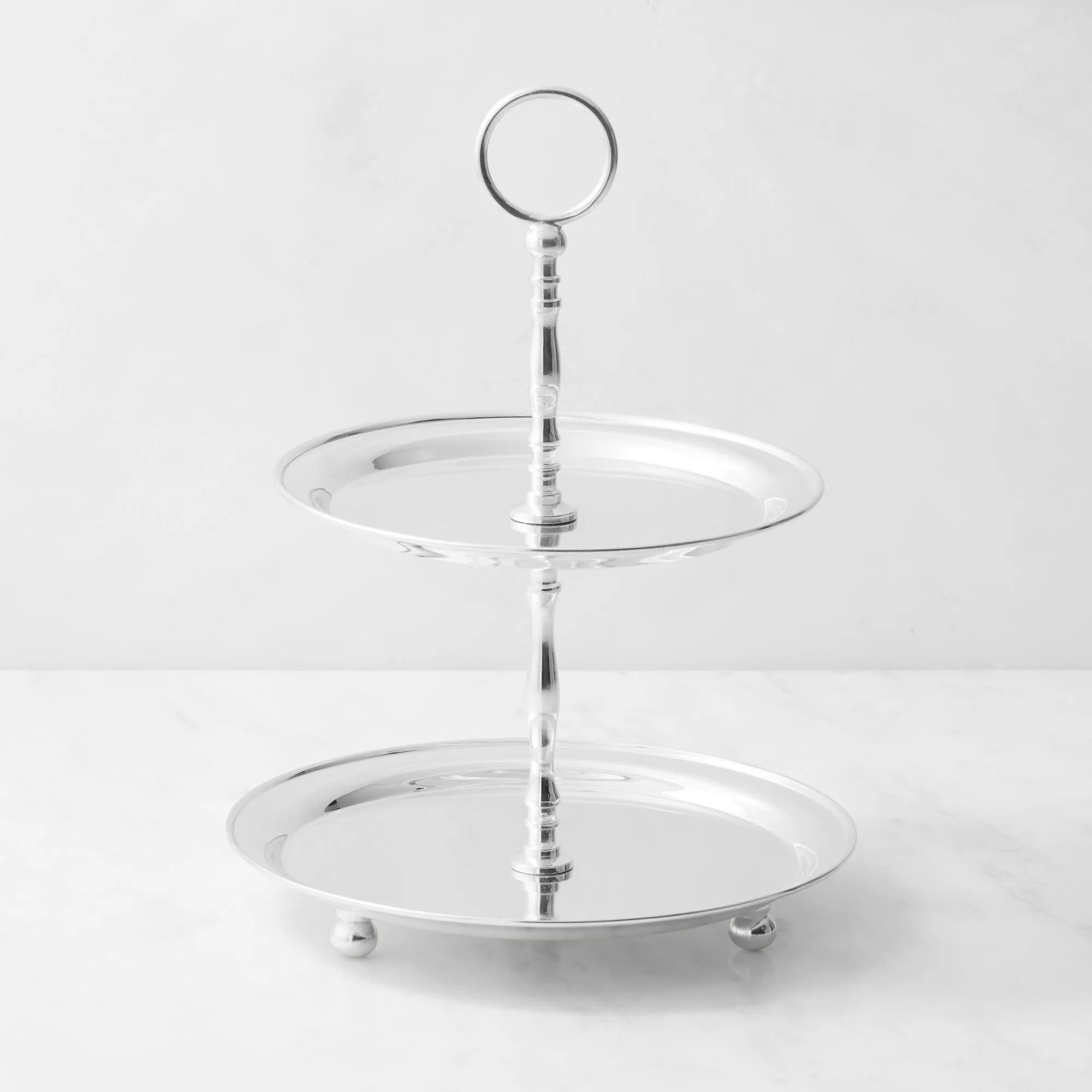 Soporte para tartas plateado de dos niveles.' loading='lazy' title=
