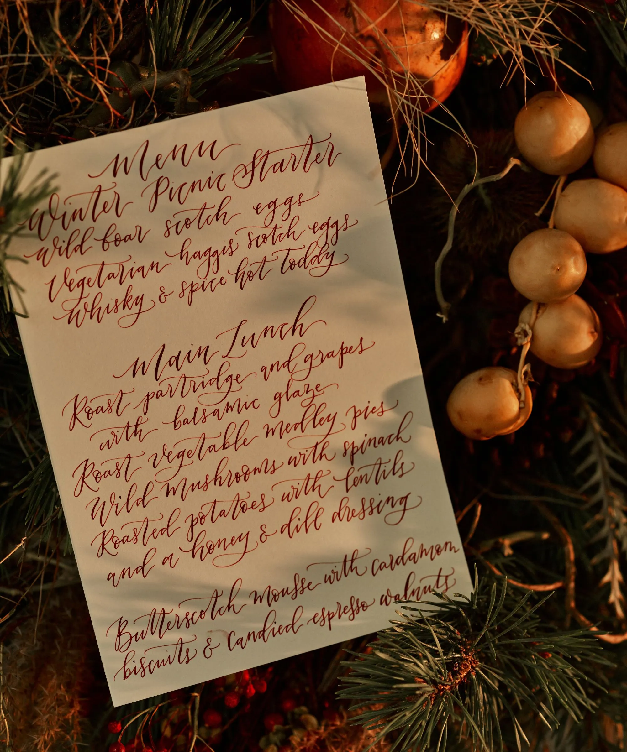 Håndskrevet middagsmenu ved siden af ​​fyrre- og bærkrans' loading='lazy' title=