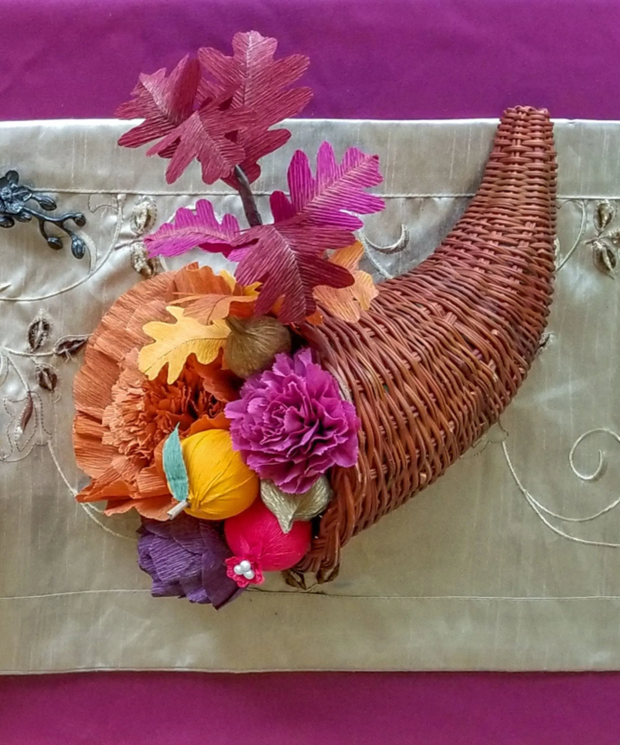 Cornucopia kurv med DIY blomster og frugt ornamenter' loading='lazy' title=