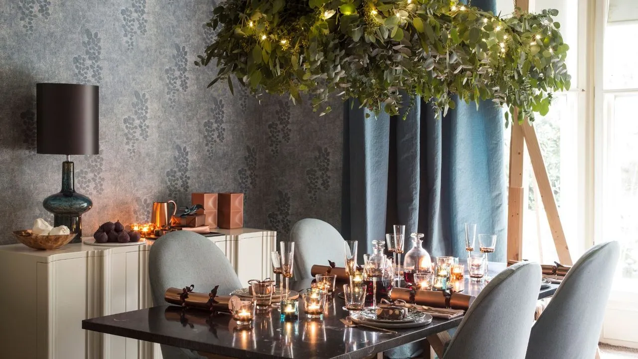 Table de Noël avec guirlande aérienne' loading='lazy' title=