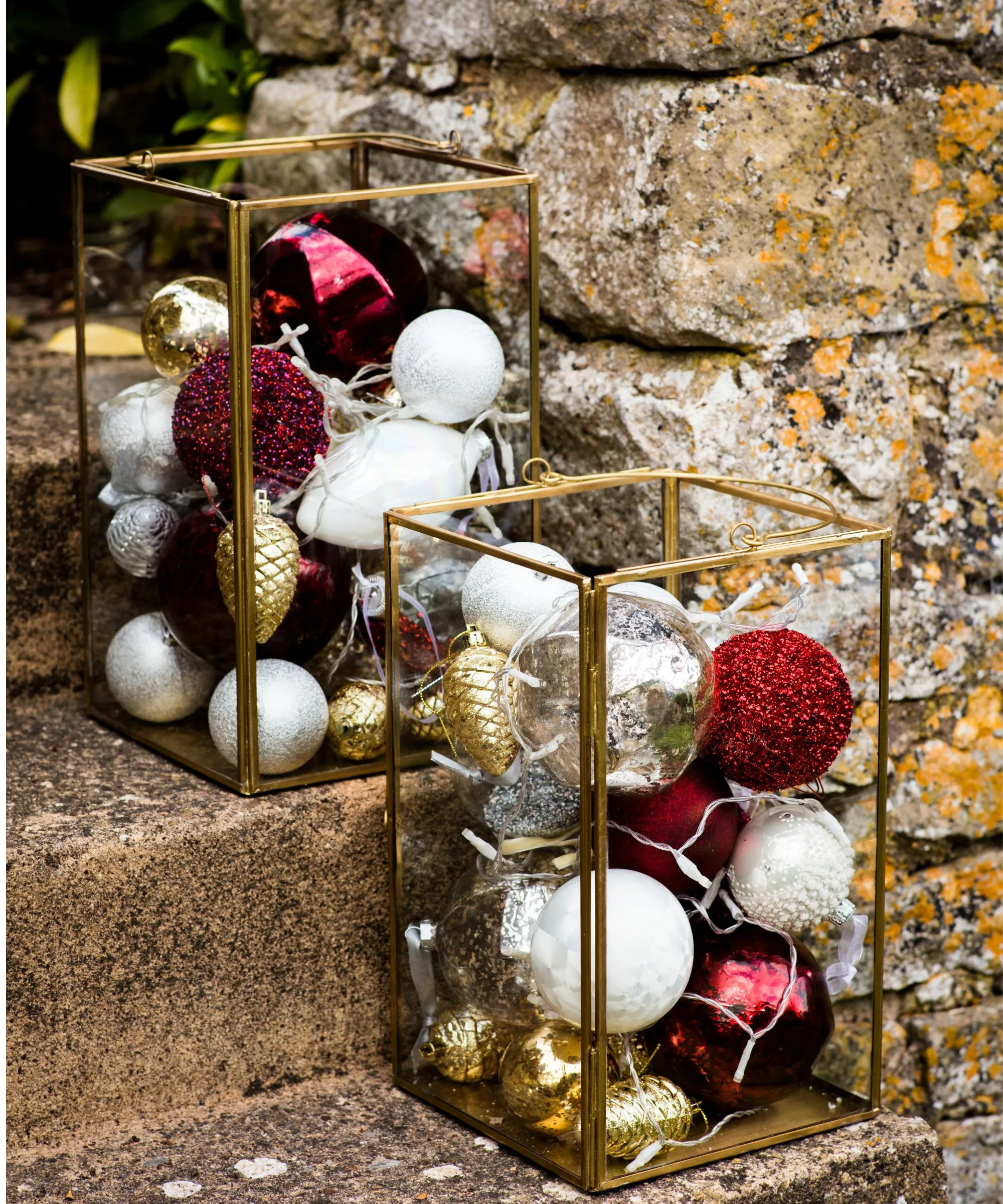 Vases en verre à bords dorés remplis d'ornements blancs, rouges et dorés' loading='lazy' title=