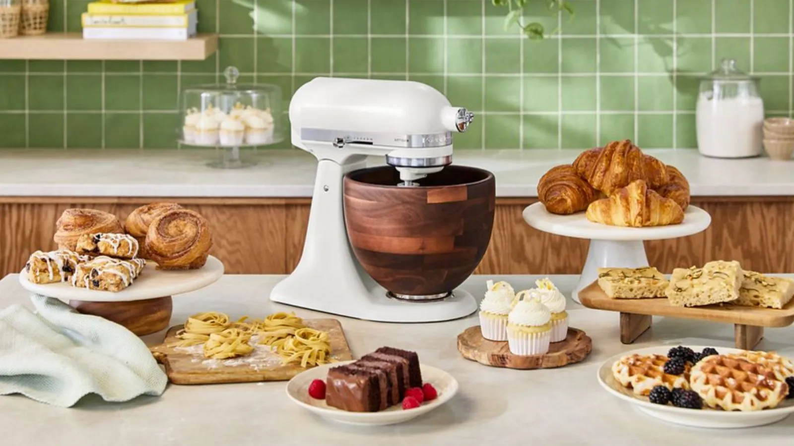 KitchenAid afslørede bare en Taylor Swift - kodet glitrende orange mixer - plus $ 150 rabat på OG Artisan -modellen i dag