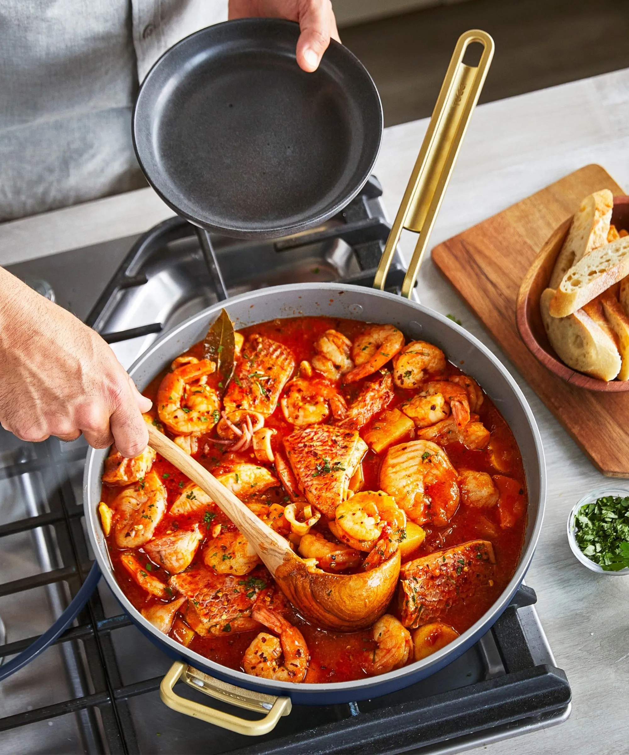 מחבת צהובה המכילה תבשיל פירות ים' loading='lazy' title=