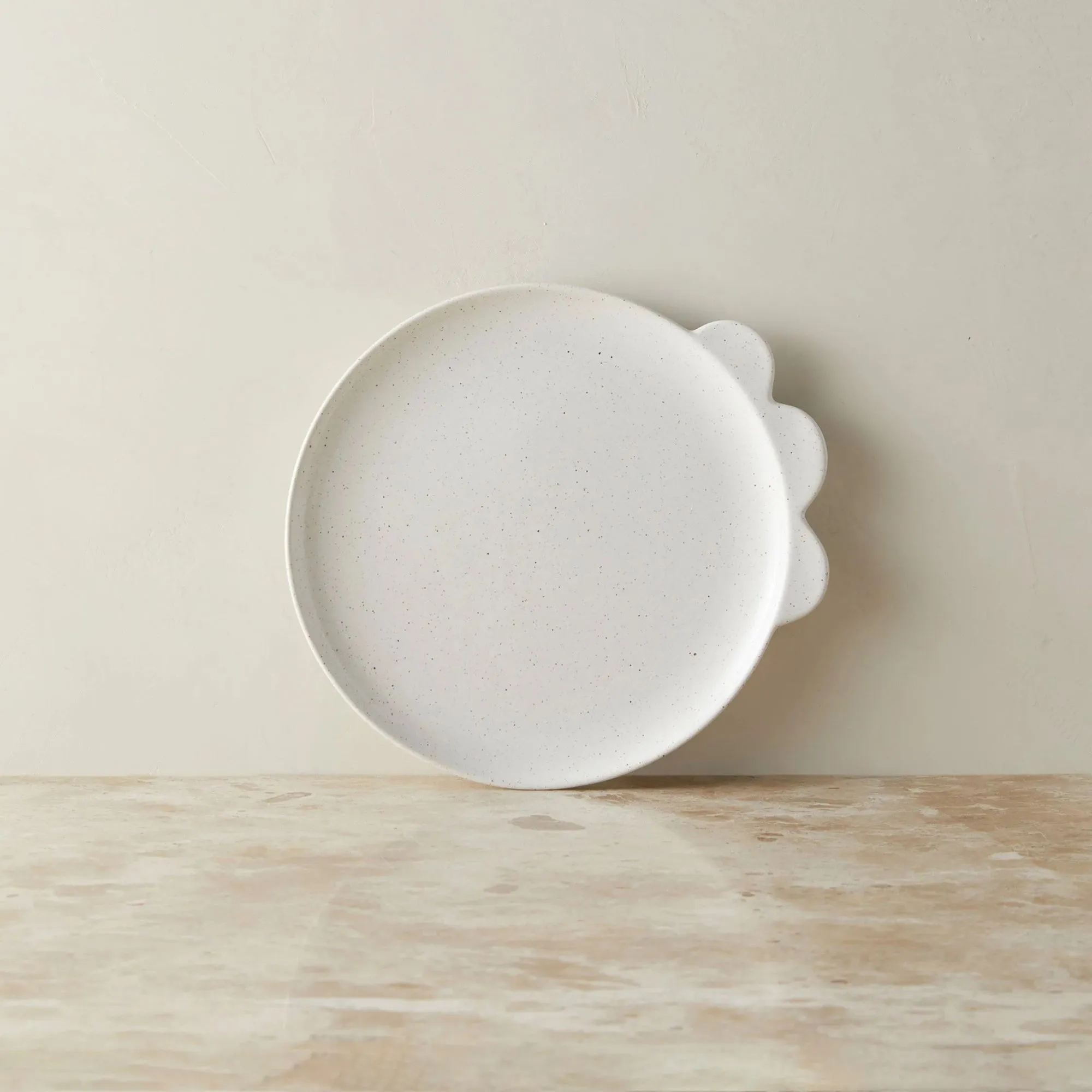 Assiette en céramique avec trois accents festonnés sur le bord' loading='lazy' title=