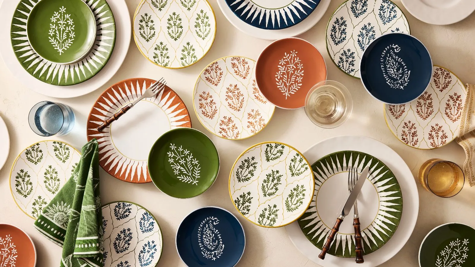 Nakrycie stołu z nowymi rzeczami Petera Dunhama dla Hudson Grace w warstwowych nadrukach i kolorach na jesień' loading='lazy' title=