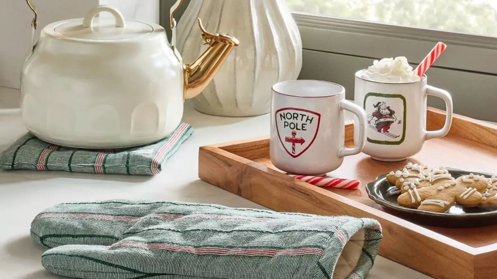 Joanna Gaines veut que la décoration de Noël de votre cuisine adopte une palette nostalgique qui ne datera jamais – sa collection Target abordable le rend facile et sans effort