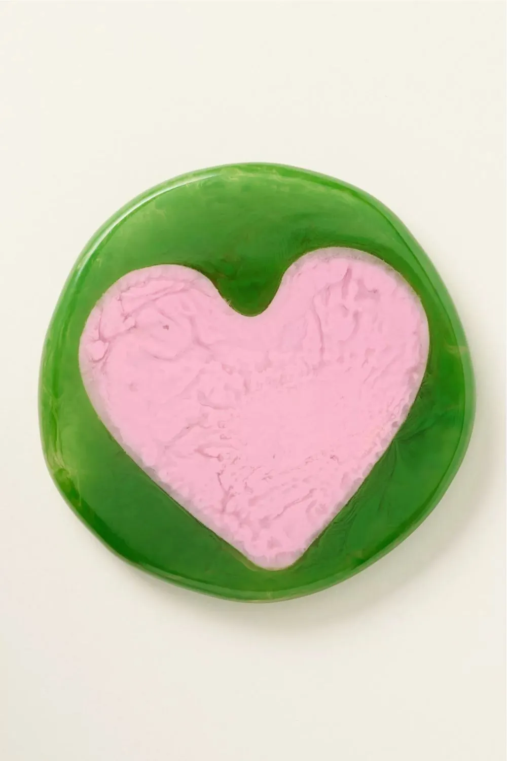 Dessous de verre en résine verte avec coeur rose' loading='lazy' title=