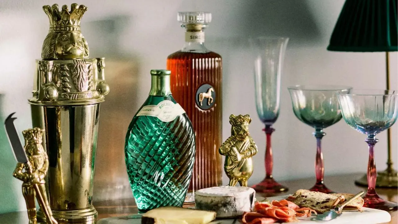 La nouvelle collection de vaisselle d'Anthropologie est le rafraîchissement joyeux et maximaliste dont ma table à manger avait besoin en janvier