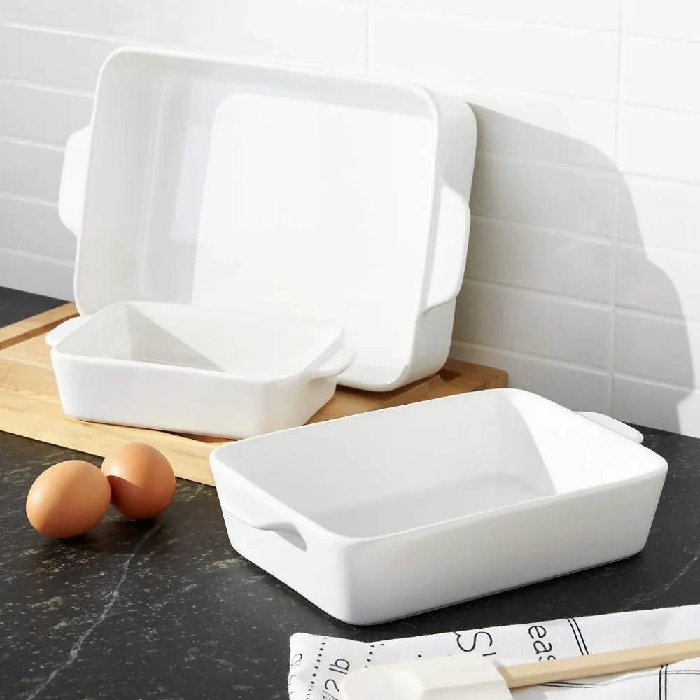 Três assadeiras brancas sobre uma superfície de cozinha' loading='lazy' title=