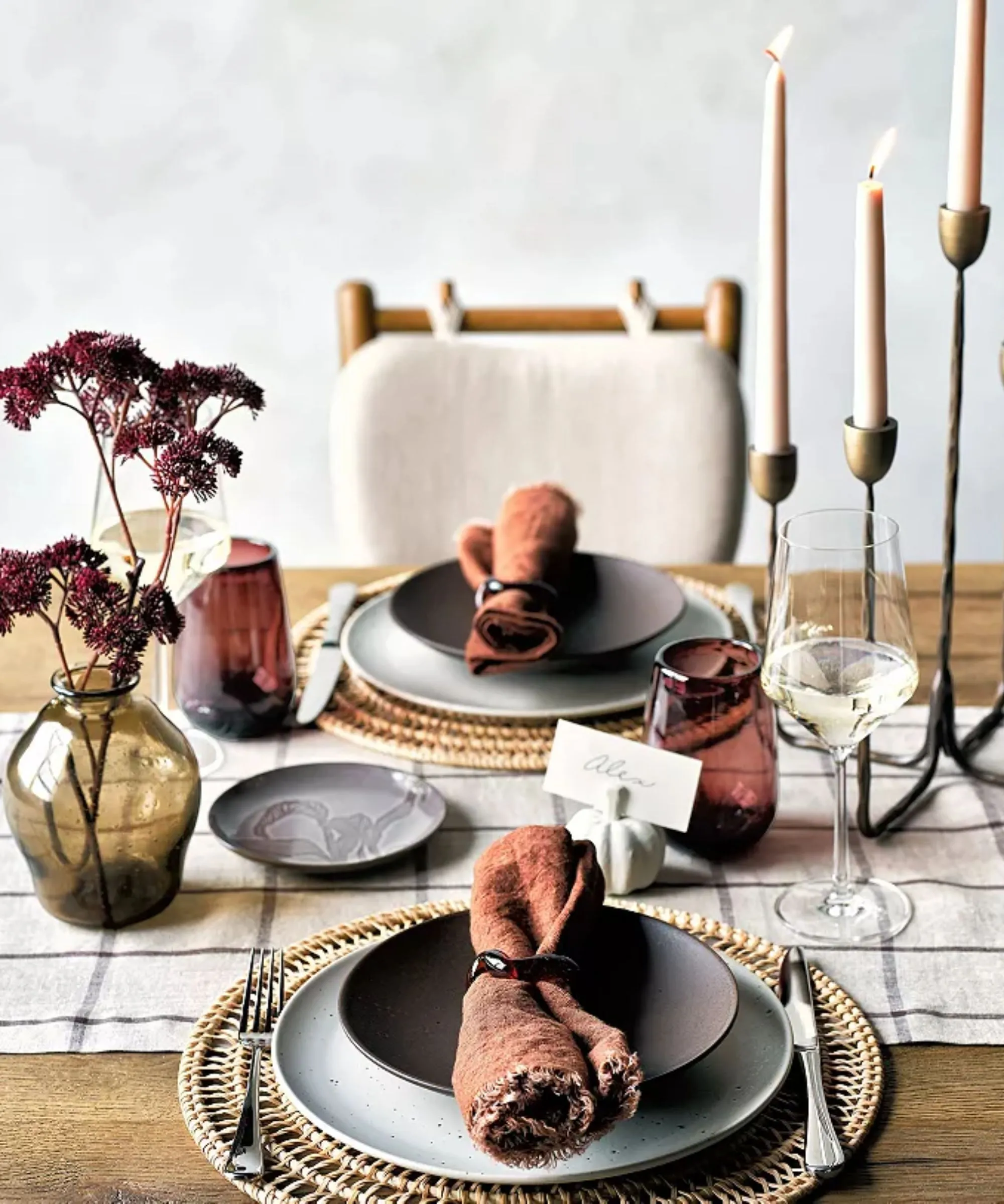 Crate & Barrel の 2025 年のテーブルスケープ トレンドは、私の感謝祭ディナーの Pinterest ボードのようなものです – リージェンシー タッチ、ジュエルの色合い、色調のレイヤリングを考えてください