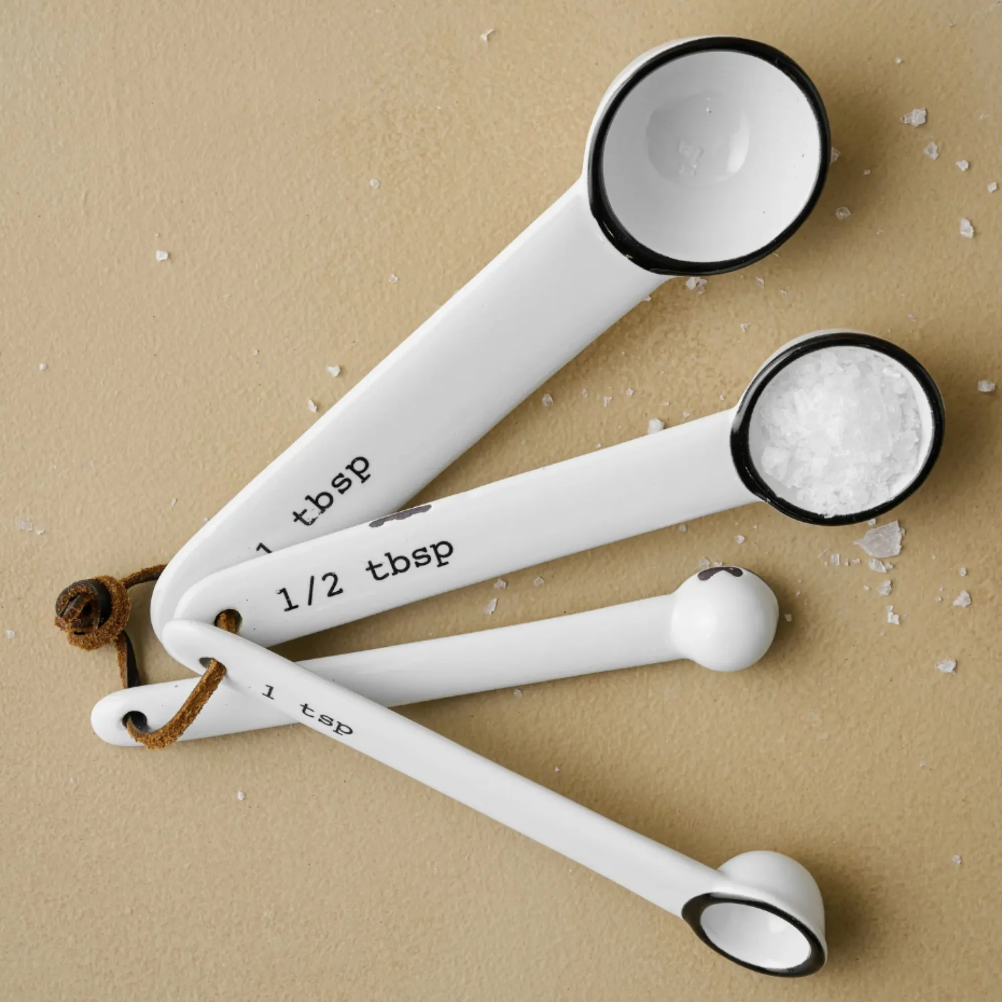 Svarte og hvite måleskjeer' loading='lazy' title=