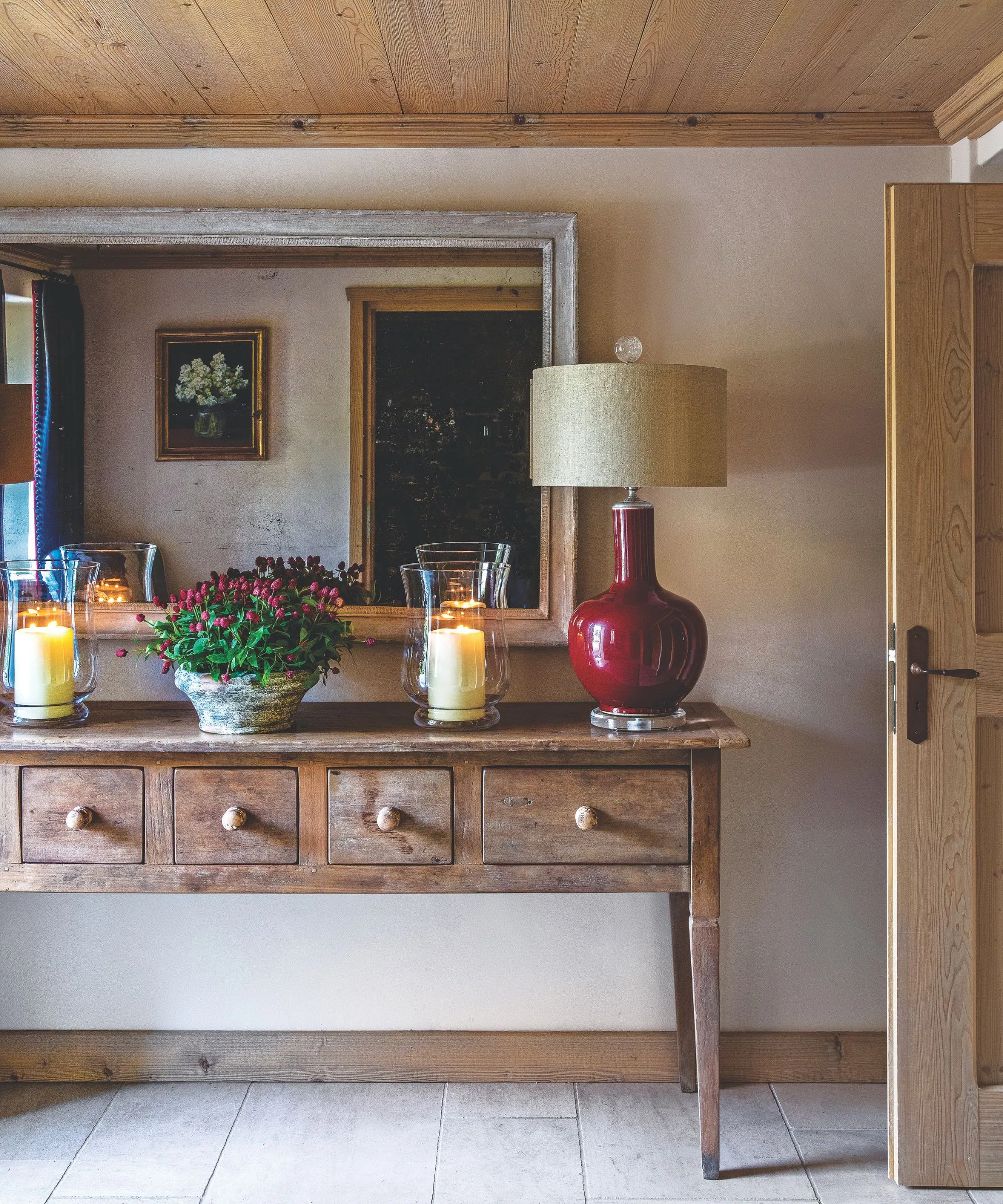 Buffet d'entrée avec lampe et lampes tempête' loading='lazy' title=