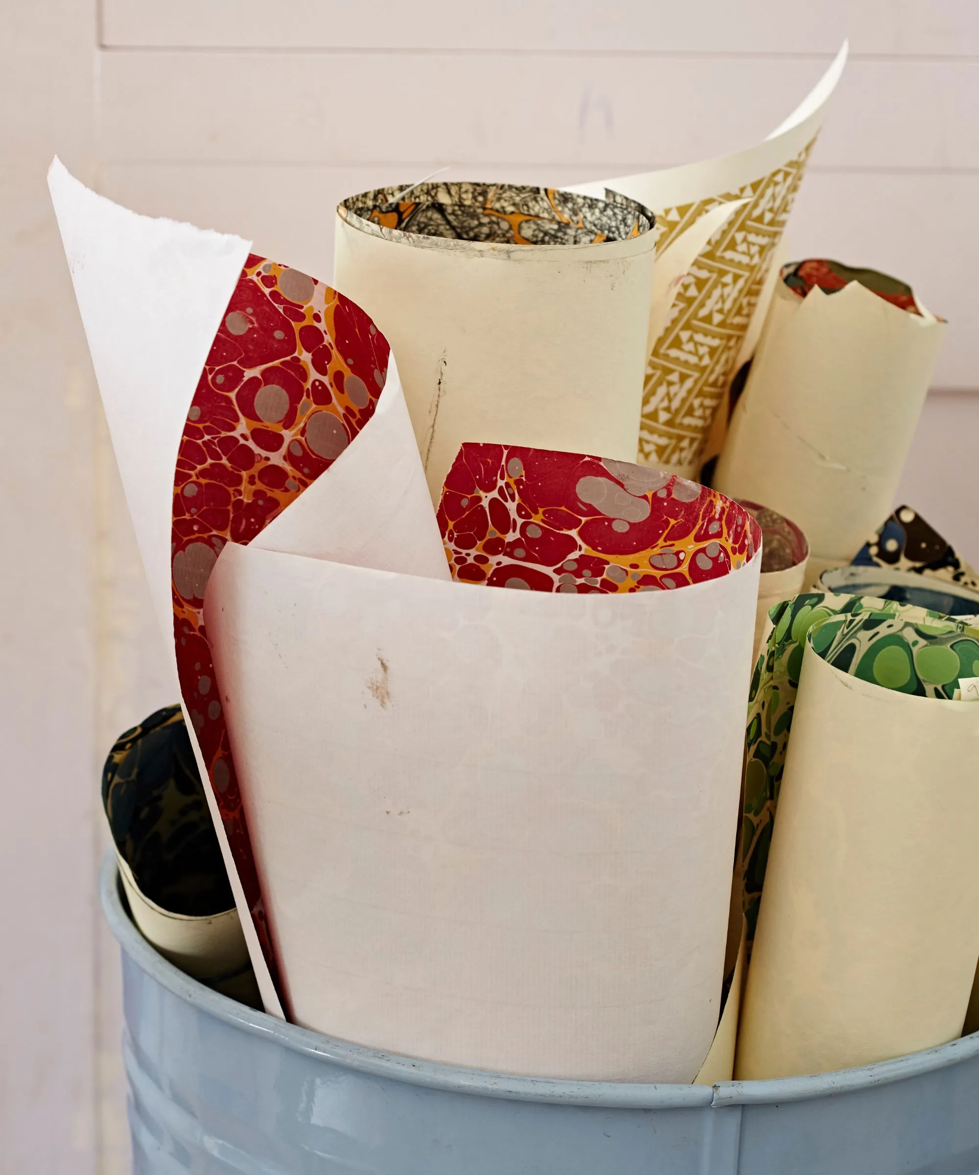 Rouleaux de papier marbré dans un conteneur' loading='lazy' title=