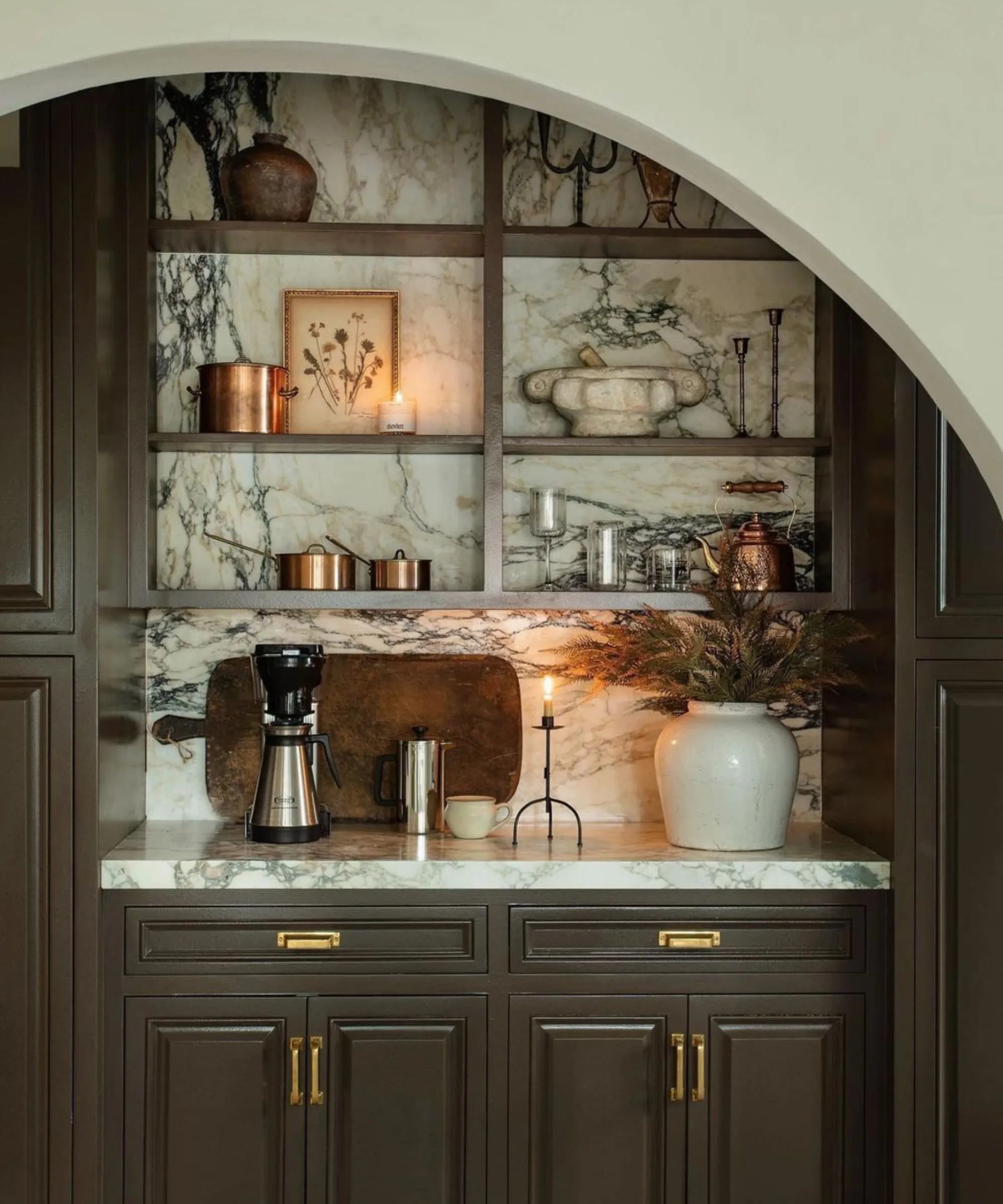 étagères de cuisine ouvertes avec fond en marbre' loading='lazy' title=